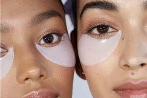 How to make up droopy or sad eyes - Moisturize your skin well
